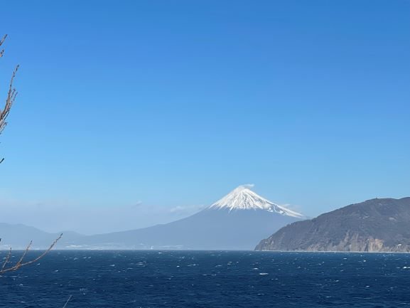 海に浮かぶ富士山